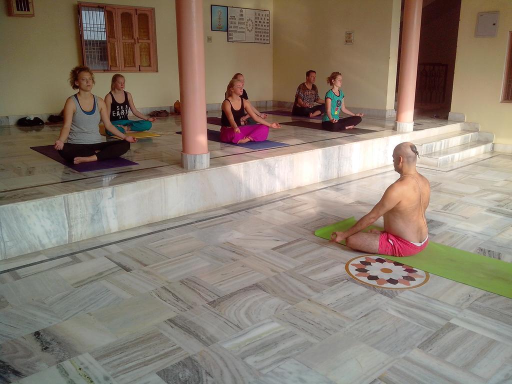 Sri Yoga Mandir Pensión Varanasi Exterior foto